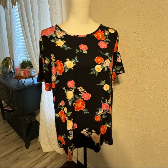Old Navy LUXE short sleeve black floral tee Women’s Size Large - Picture 2 of 3